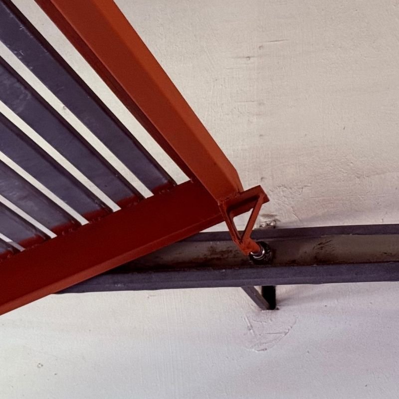 Reparación de mecanismo y estructura en portón levadizo. Cambio de rulemanes superiores, fabricación de soporte y refuerzo estructural para mejorar la estabilidad y funcionamiento. Trabajo realizado por HERREELEC.
